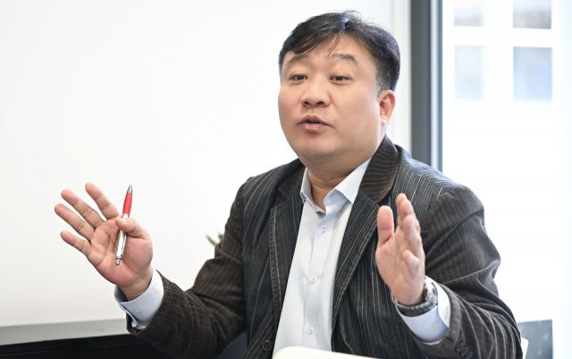 정명훈 KT DX사업본부 IoT사업담당이 27일(현지 시간) 스페인 바르셀로나에서 열린 ‘모바일월드콩그레스 2024(MWC 2024)’에서 온디바이스 AIoT에 대해 브리핑 하고 있다. [KT 제공]