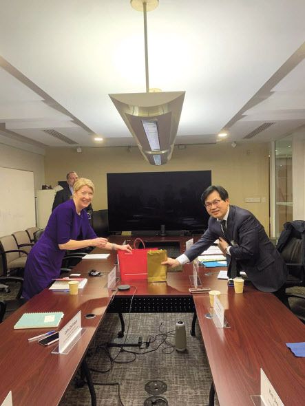 천영길(오른쪽) 산업통상자원부 무역위원회 상임위원이 27일(현지시간) 미국 워싱턴DC에서 국제무역위원회(USITC) 에이미 카펠 상임위원과 사진촬영을 하고 있다. [산업통상자원부 제공]