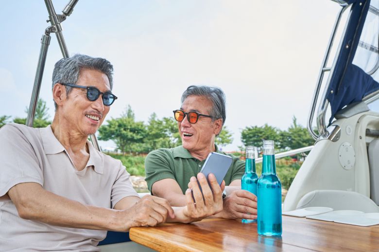 유통업계에 ‘액티브 시니어’가 핵심 소비층으로 떠올랐다. 경제력을 바탕으로 자신의 삶을 위해 소비하는 것이 특징이다. [게티이미지뱅크]