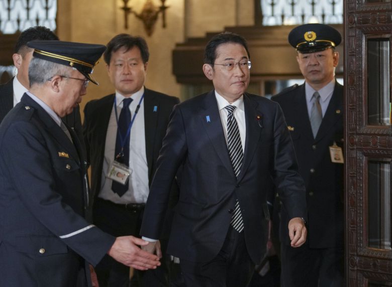 기시다 후미오 일본 총리가 29일 중의원(하원) 정치윤리심사회 회의장에 들어서고 있다. 기시다 총리는 집권 자민당의 '비자금 스캔들'에 대해 직접 해명할 예정이다. [연합]