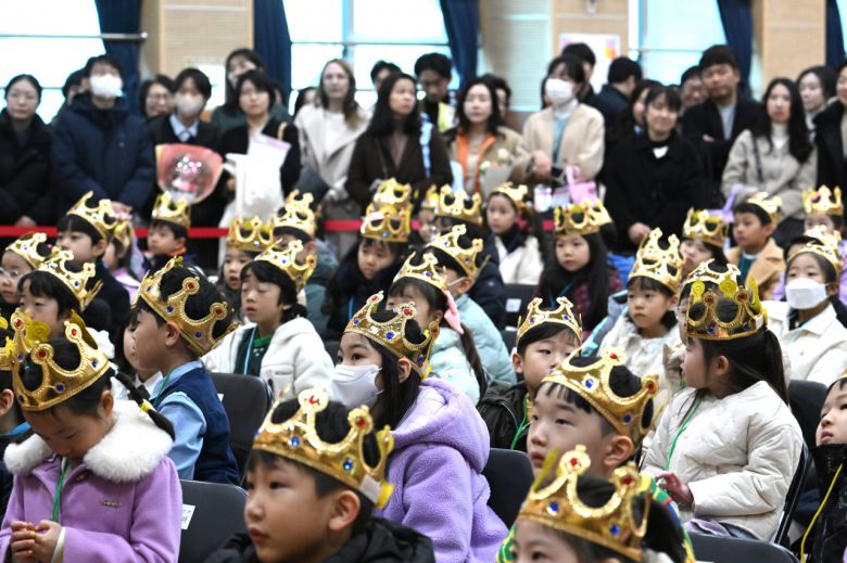 문래초등학교에서 1학년 신입생들이 입학식에서 교장선생님의 환영 인사를 듣고 있다. 임세준 기자