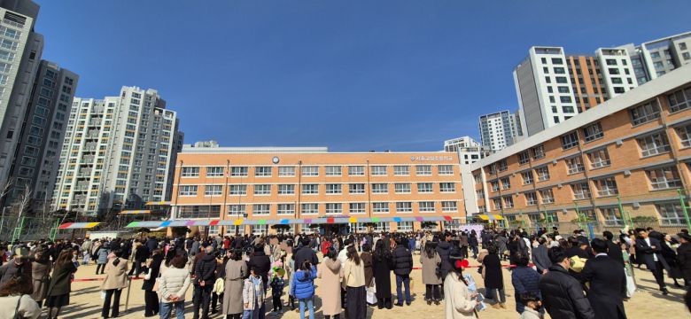 입학식이 열린 서울 강동구 고일초등학교. 입학생과 학부모로 운동장에 1000여명이 모였다. 김용재 기자