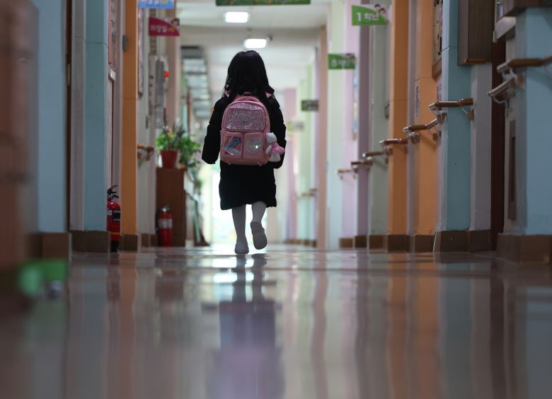 4일 오전 대구 군위군 부계초등학교에서 입학식을 마친 1학년 신입생이 교실로 이동하고 있다. [연합]