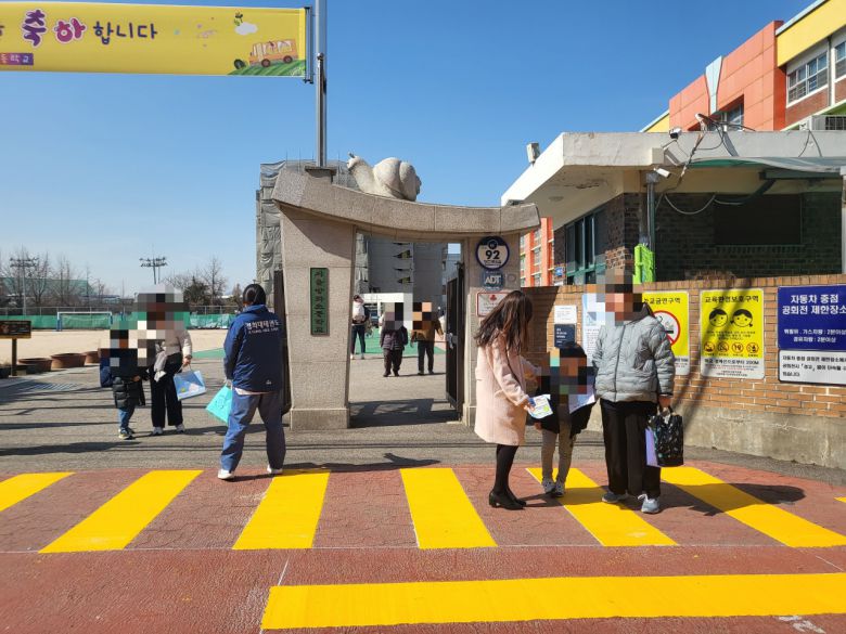 입학생 70여명을 받는 서울 강동구 방화초등학교 앞에서 학원 관계자들이 홍보를 하고 있다. 박혜원 기자