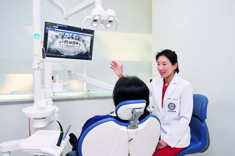 강동경희대병원 치과보철과 안수진 교수가 환자를 진료하고있다.〈강동경희대병원 제공〉