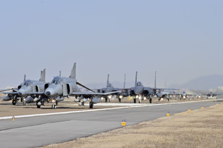 공군은 8일 수원기지에서 한미연합연습 ‘자유의 방패’(FS)와 연계해 압도적 공군력을 과시하는 엘리펀트 워크 훈련을 실시했다. 특히 F-4E의 퇴역을 앞두고 공군의 모든 전투기 기종들이 참가해 팬텀의 명예로운 은퇴를 축하하고 기리는 의미를 더했다. F-4E 전투기들은 오는 6월 모두 퇴역한다. [공군 제공]