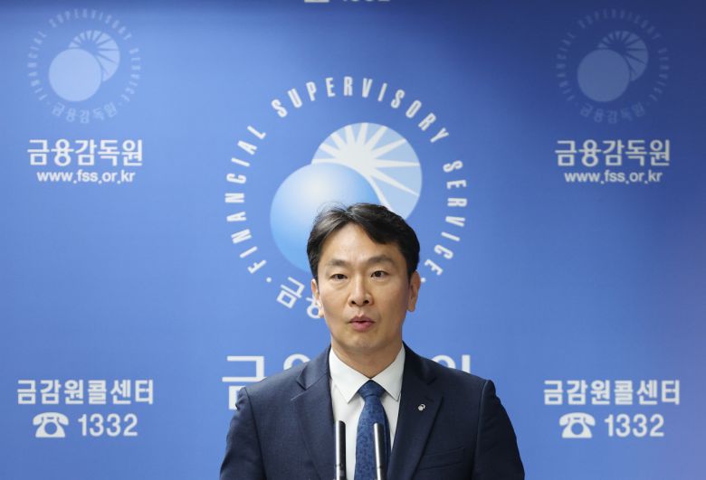 이복현 금융감독원장이 11일 오전 서울 영등포구 금감원에서 열린 홍콩 H지수 연계 ELS 대규모 손실 관련 분쟁조정기준안 발표 기자회견에서 발언하고 있다. [연합]
