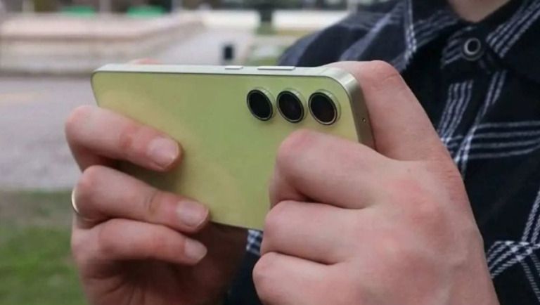 삼성전자 '갤럭시A55'로 추정되는 제품 실물 [유튜브 갈무리(@ MadCoby)]