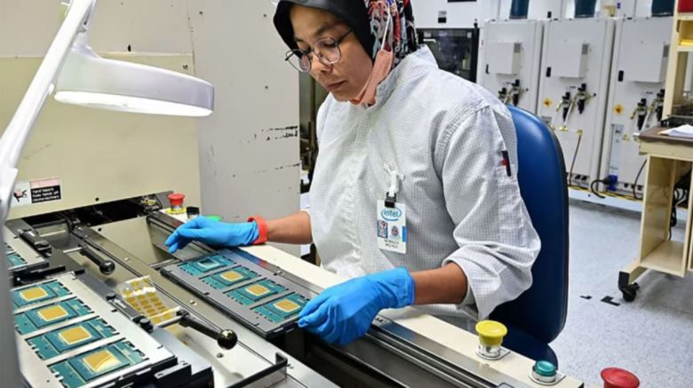 말레이시아 인텔 페낭 공장에서 반도체 제품을 검수하고 있는 직원. [인텔 제공]