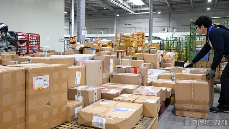 인천 중구 인천본부세관 특송물류센터에서 관계자들이 분주하게 통관 작업을 하고 있다. 이상섭 기자