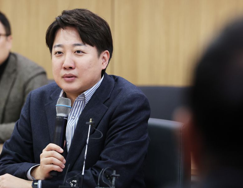 이준석 개혁신당 대표가 지난 12일 오전 경기도 화성시 삼성전자 화성캠퍼스를 방문해 발언하고 있다. [연합]