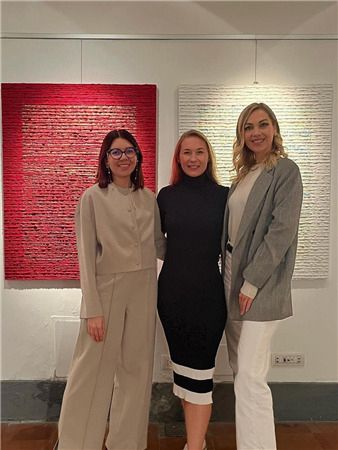 오지윤 작가의 작품 앞에서 포즈를 취한 이탈리아미술협회 Musa의 대표와 부대표(좌) 2023 미스유니버스 First Lady ,Natalia Revoniuk(우) 2024년 베니스비엔날레는 역대 전시 때 보다 한국 작가들의 참가율이 높아 한국의 위상을 세계에 빛낼 것으로 기대된다.