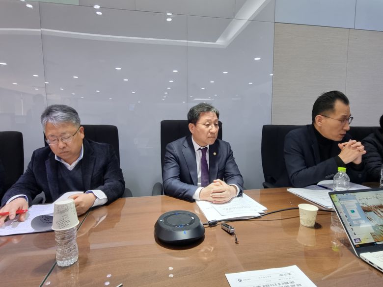 이성희 고용노동부 차관(가운데)이 15일 정부세종청사에서 출입기자들과 만나 ILO 이사회의 공공운수노조 진정에 대한 결사의자유위원회 권고안 채택에 대한 정부 입장을 설명하고 있다. [사진=김용훈 기자]