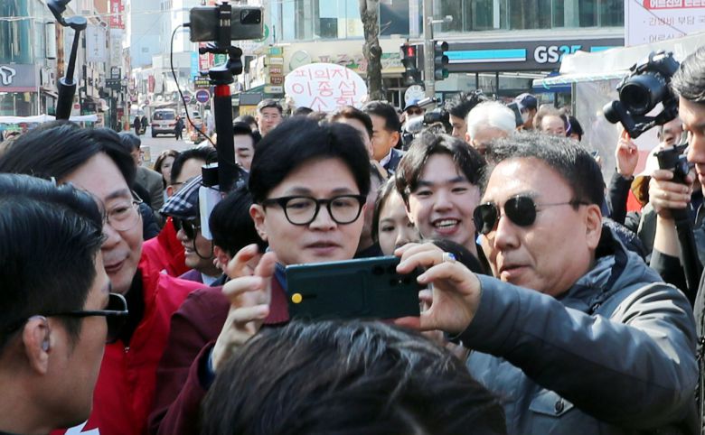 국민의힘 한동훈 비상대책위원장이 15일 전남 순천시 웃장을 방문해 시민들과 기념 촬영하고 있다. 연합뉴스