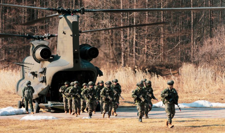 육군 제2신속대응사단은 한미연합연습 ‘자유의 방패’(FS) 육군 통제 야외기동훈련 일환으로 지난 11일부터 15일까지 강원도 인제와 경기도 광주, 성남, 여주, 이천 일대에서 대규모 한미 연합 공중강습 및 화물 투하·인양훈련을 실시했다. 훈련에는 한미 장병 1400여명과 CH-47 시누크, UH-60 블랙호크, AH-64E 아파치, 공군 수송기 C-130H, 그리고 미 CH-47 시누크 등 40여 대의 대규모 연합 항공전력이 투입됐다. 선견대와 정찰대가 확보한 착륙지대에 장병들이 공중강습을 실시하고 있다. [육군 제공]