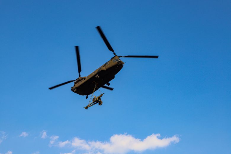 육군 제2신속대응사단은 한미연합연습 ‘자유의 방패’(FS) 육군 통제 야외기동훈련 일환으로 지난 11일부터 15일까지 강원도 인제와 경기도 광주, 성남, 여주, 이천 일대에서 대규모 한미 연합 공중강습 및 화물 투하·인양훈련을 실시했다. 훈련에는 한미 장병 1400여명과 CH-47 시누크, UH-60 블랙호크, AH-64E 아파치, 공군 수송기 C-130H, 그리고 미 CH-47 시누크 등 40여 대의 대규모 연합 항공전력이 투입됐다. 2신속대응사단과 항공사령부 장병들이 105㎜ 견인포를 공중수송하고 있다. [육군 제공]