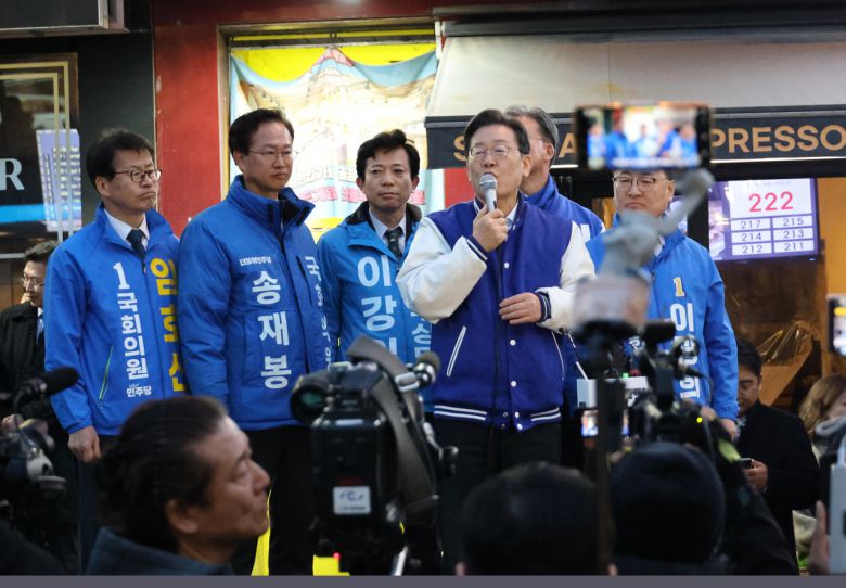이재명 더불어민주당 대표가 14일 오후 청주시 서원구 충북대학교 인근 번화가에서 기자회견을 하고 있다. [연합]