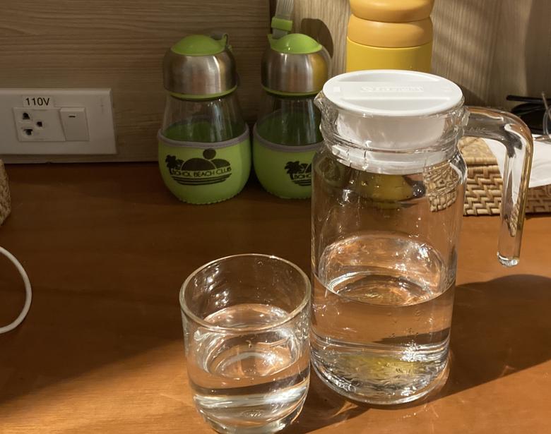 필리핀 한 유명 고급 호텔 객실 내에 일회용 생수병 대신 유리병과 재사용컵이 놓여 있다. [헤럴드DB]