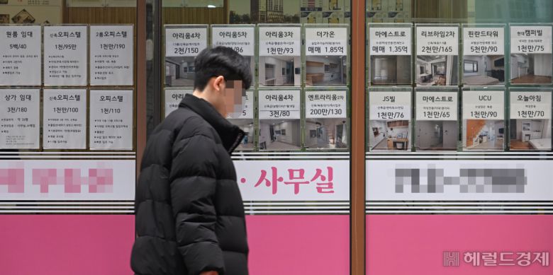 새학기를 맞은 12일 서울시내 한 대학교 앞에 위치한 부동산에 오피스텔 월세 가격이 붙어있다. 부동산 플랫폼 다방의 운영사 ‘스테이션3’에 따르면 지난달 기준 서울 주요 대학가의 원룸(전용면적 33㎡ 이하) 평균 월세는 지난해 대비 11.6% 오른 57만4000원인 것으로 조사됐다. 이상섭 기자