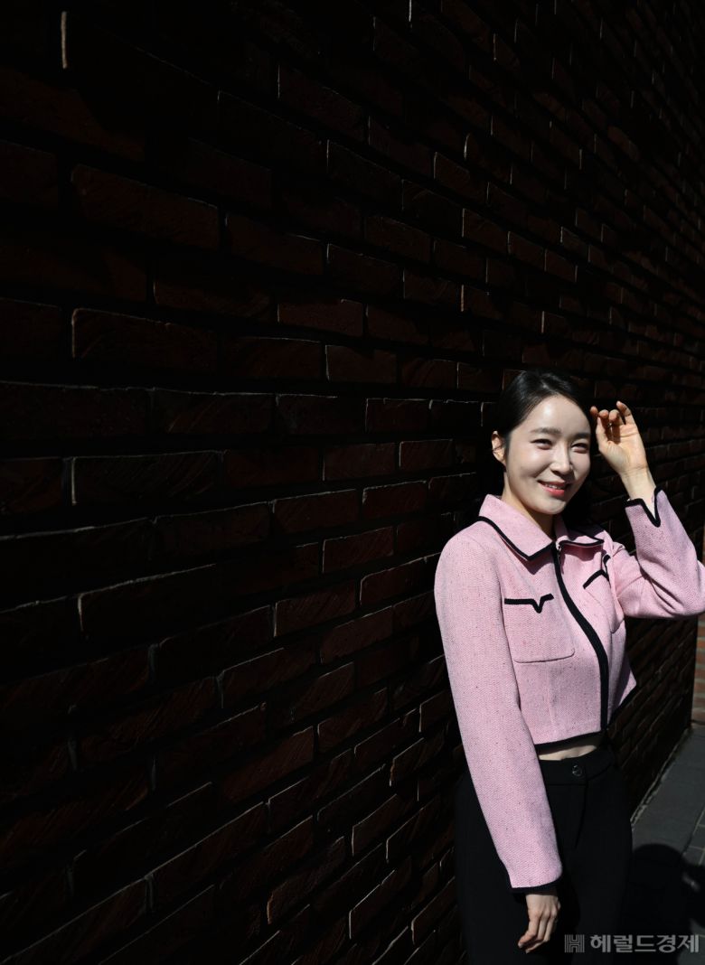 그리고 이듬해인 2015년 트로트와 EDM이 결합한 싱글앨범 '오빤용'을 발표하며 트로트 가수로 전향해 벌써 트로트 가수 데뷔 10년차가 됐다. 이미 걸그룹 활동 이전부터 트로트 환경에 놓여있었다.