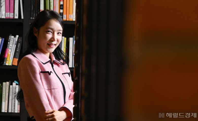 지나유는 "애견유치원은 최대 28마리로 제한을 두고 있다. 일종의 서비스직이라 보호자들을 대할 때 예의를 지키면서 소통하고, 강아지에게 눈을 떼지 않아야 하며, 청결을 우선시하고 있다"고 애견유치원 운영 원칙을 밝혔다.