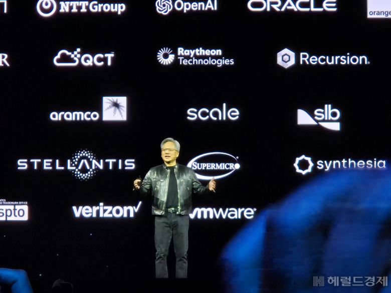 젠슨 황 엔비디아 최고경영자(CEO)가 18일(현지시간) 오후 미국 캘리포니아주 새네제이 SAP센터에서 열린 ‘엔비디아 GPU 테크놀로지 콘퍼런스 2024’에서 기조연설을 하고 있다. 사진=김현일 기자(새너제이)