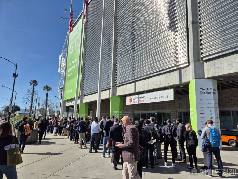 18일(현지시간) 오후 미국 캘리포니아주 새네제이 SAP센터는 젠슨 황 엔비디아 최고경영자(CEO)의 기조연설을 보려는 인파가 대거 몰리면서 2시간 전부터 긴 줄이 늘어섰다. 사진=김현일 기자(새너제이)