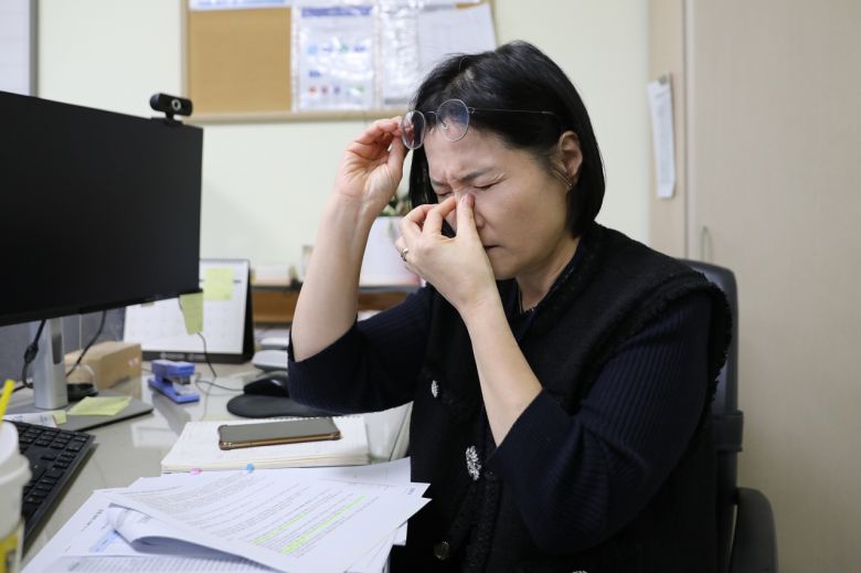 안구건조증은 눈이 건조하고 뻑뻑해져서 눈알이 빠질 것 같은 극심한 통증과 두통도 생길 수 있다.