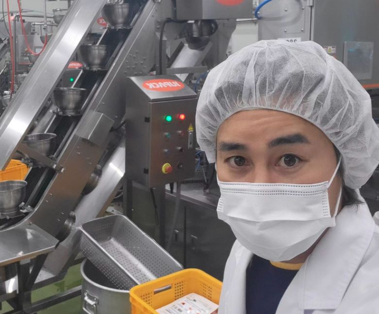 곰탕 생산 공정을 살피고 있는 배우 정태우. [정태우 인스타그램 캡처]