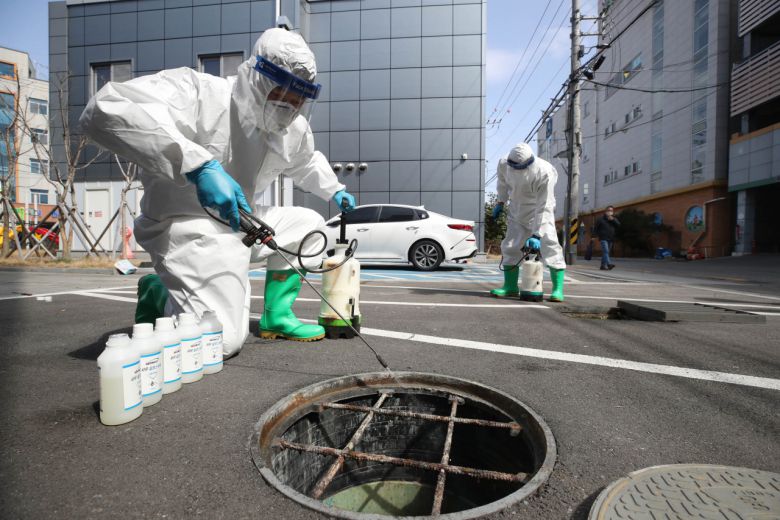 19일 광주 북구 중흥동 일대에서 북구보건소 감염병관리팀 방역반원들이 각종 전염병 예방을 위해 모기 유충구제 방역을 하고 있다. 북구보건소는 모기 개체 수를 줄이기 위해 이달 말까지 정화조와 하수구 등을 대상으로 집중 방역을 할 계획이다. 연합뉴스