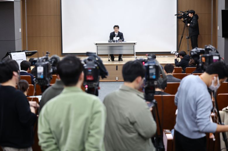 방재승 서울의대 교수협의회 비상대책위원장이 지난 25일 오후 서울 종로구 서울대학교병원에서 브리핑을 열고 있다. [연합]
