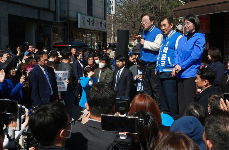 이재명 더불어민주당 대표가 23일 경기 포천시 소흘읍에서 열린 포천 현장 기자회견에서 발언하고 있다. 왼쪽부터 이 대표,박윤국(경기 포천가평) 후보, 더불어민주연합 용혜인 의원. [연합]