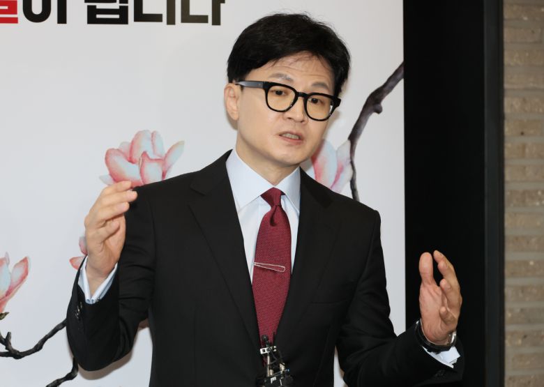 한동훈 국민의힘 비상대책위원장 겸 총괄 선거대책위원장이 24일 서울 여의도 중앙당사로 출근하며 취재진 질문에 답하고 있다. [연합]