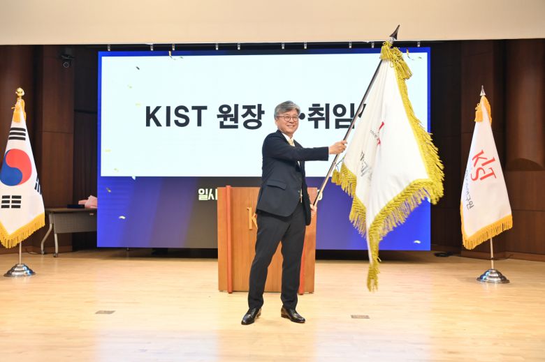 오상록 원장이 27일 열린 취임식에서 원기를 흔들고 있다.[KIST 제공]