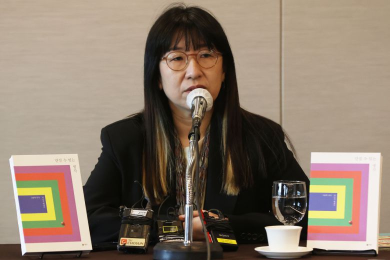 이수지 작가가 26일 오전 서울 중구 프레스센터에서 열린 에세이 '만질 수 있는 생각' 출간 기념 기자간담회에서 취재진의 질문에 답하고 있다. [연합]