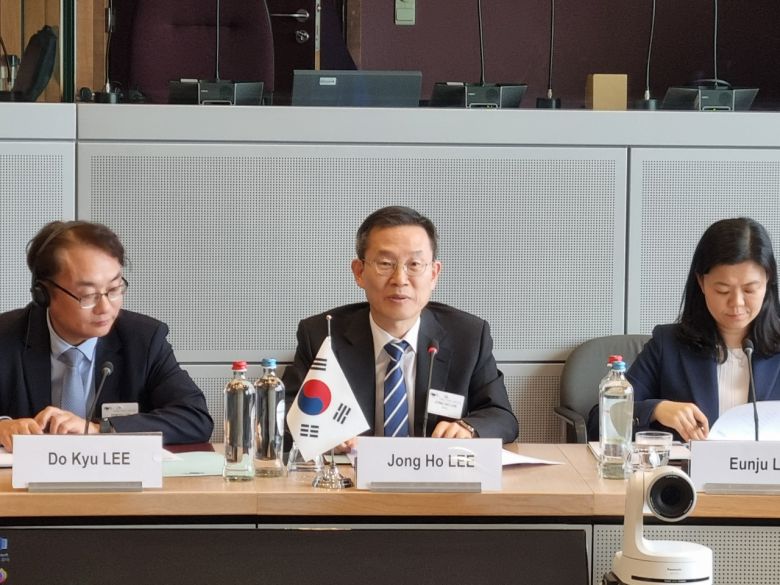 이종호(가운데) 과학기술정보통신부 장관이 26일 벨기에 브뤼셀에서 개최된 ‘제2차 한-EU 디지털 파트너십 협의회’에서 발언하고 있다. [과학기술정보통신부 제공]