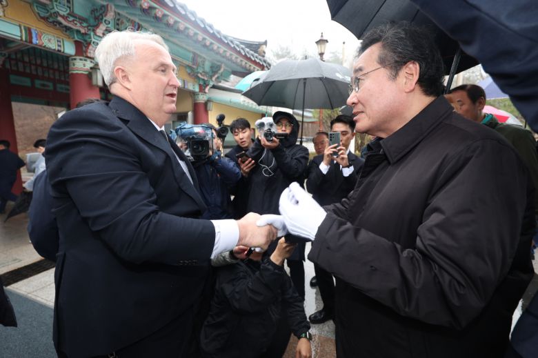 4·10 총선의 공식 선거운동일 첫날인 28일 오전 광주 북구 국립 5·18 민주묘지에서 국민의미래 인요한(왼쪽) 선거대책위원장과 새로운미래 이낙연 공동대표가 만나 인사를 나누고 있다.[연합]