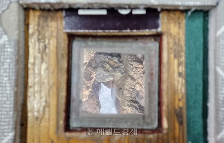 홍련암 바닥에 뚫린 작은 창. 관음굴을 내려다볼 수 있다.