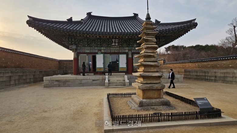 복원된 원통보전과 칠층석탑