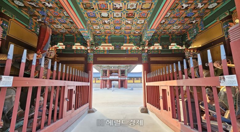 사천왕문. 2005년 강원도 산불의 피해를 비껴간 건물 가운데 하나다.