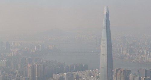 황사에 갇힌 서울 잠실 일대[연합]