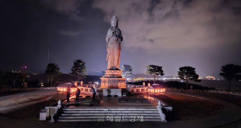 새벽에 바라본 해수관음상