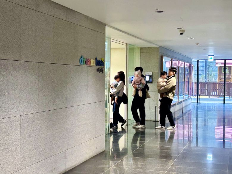 지난 12일 이른 아침 HD현대 임직원들이 아이들과 함께 사내 어린이집인 드림보트에 들어서고 있다. [김은희 기자]