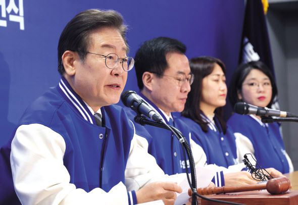 이재명(왼쪽) 더불어민주당 대표 겸 상임 공동선거대책위원장이 27일 충북 충주에서 열린 더불어민주연합과의 현장 합동 선거대책위원회의에서 발언을 하고 있다. [연합]