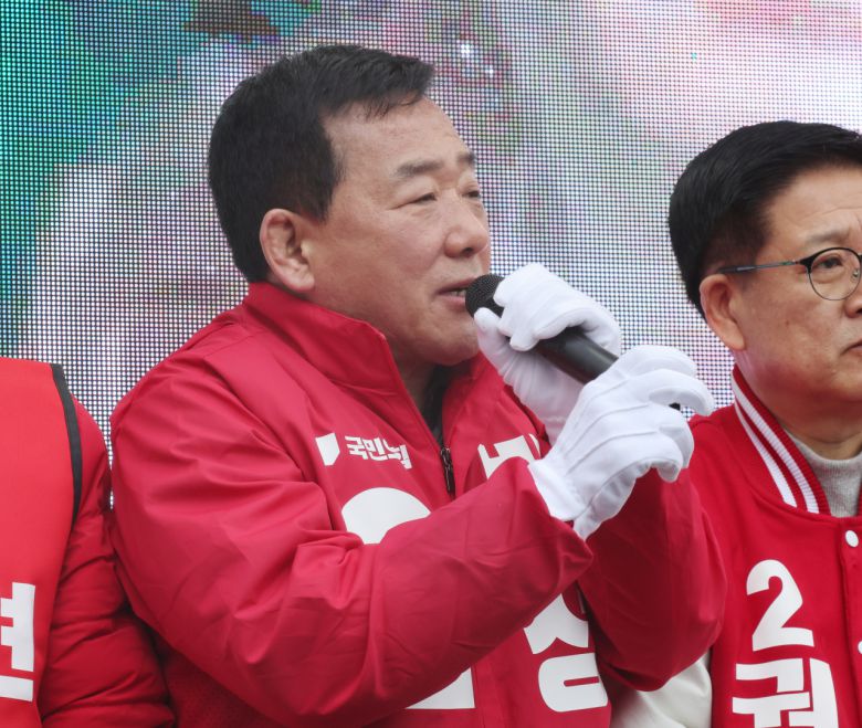 28일 오전 울산 태화로터리에서 열린 국민의힘 울산시당 합동 출정식에서 중구 박성민 후보가 발언하고 있다. [연합]