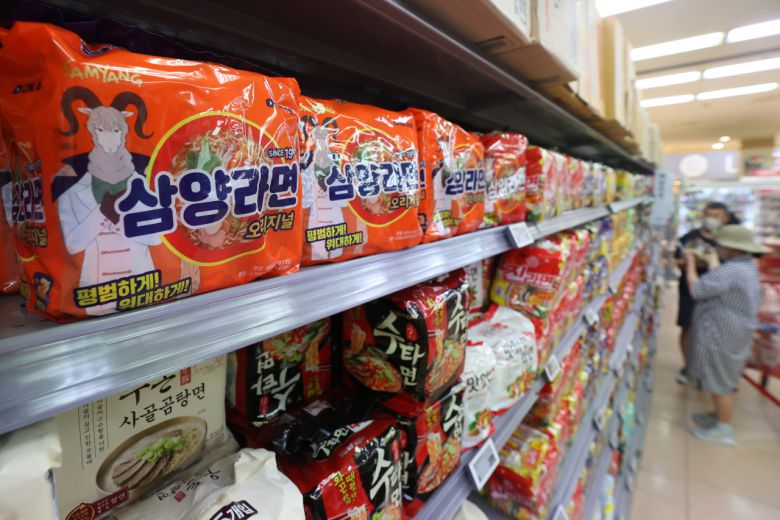 서울의 한 대형마트에 라면이 진열되어 있다. [연합]