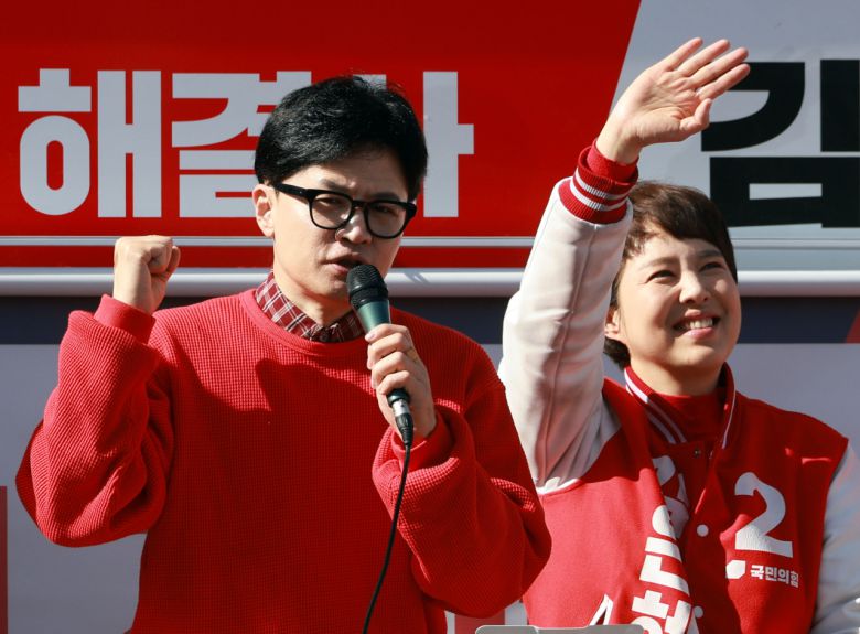 한동훈 국민의힘 비상대책위원장 겸 총괄 선거대책위원장이 지난달 31일 오전 경기 성남시 오리역광장에서 분당을 김은혜 후보(오른쪽) 지지발언을 하고 있다. [연합]