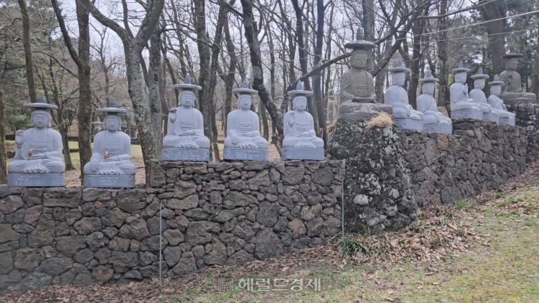 일주문~천왕문, 천왕문~대웅전가는 길 양옆으로 도열해 있는 갓을 쓴 불상들