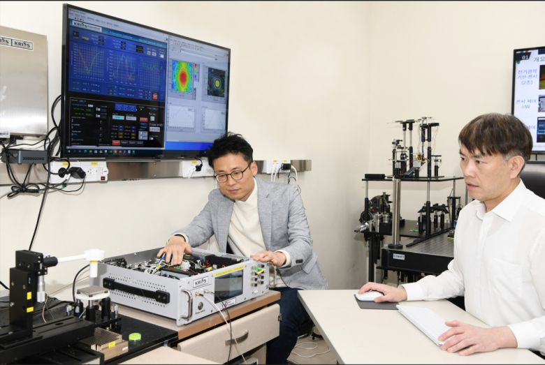 홍영표(왼쪽) 책임연구원과 이동준 책임연구원이 측정시스템을 통해 6G 안테나 시제품의 성능을 실험하고 있다.[KRISS 제공]
