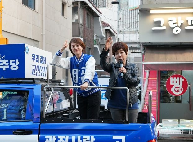 방송인 김미화가 7일 고민정 후보의 유세 현장에 나타나 지지 유세를 했다.[고 후보 페이스북]